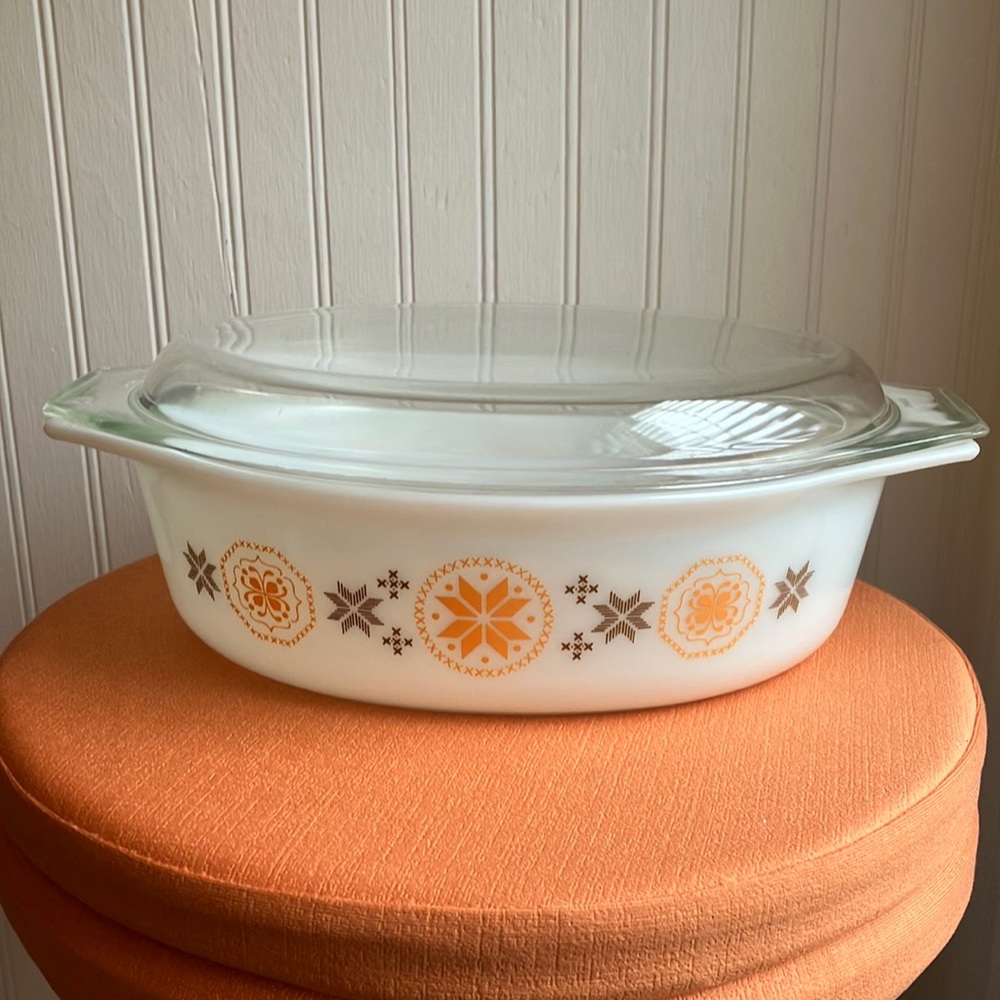 Vintage Pyrex Oval Casserole & Lid, 2 1/2 Quarts, # 045. Town & Country Pattern